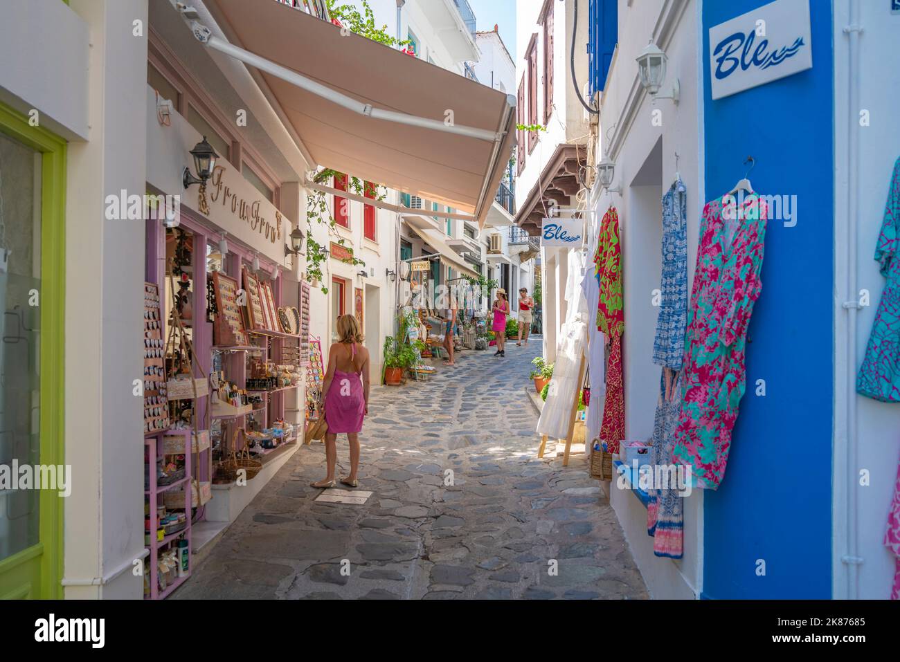 Vista dei negozi nella strada stretta, Skopelos Town, Skopelos Island, Sporades Islands, Greek Islands, Grecia, Europa Foto Stock