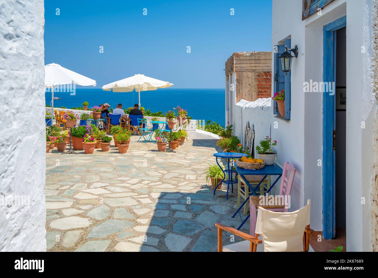 Vista del caffè imbiancato che si affaccia sul mare, sulla città di Skopelos, sull'isola di Skopelos, sulle isole Sporadi, sulle isole greche, Grecia, Europa Foto Stock