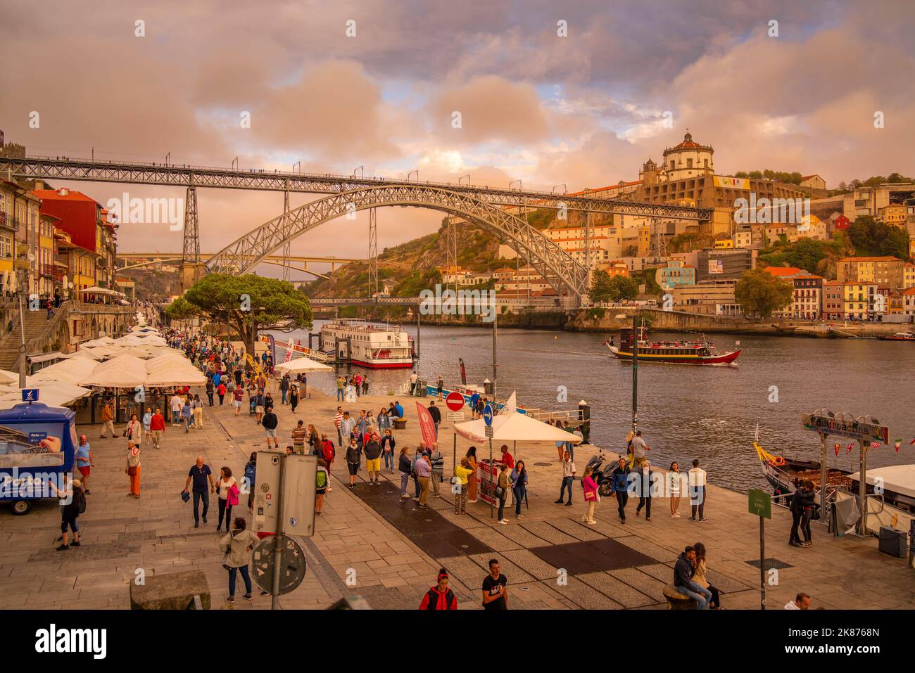 Vista del ponte di ferro Dom Luis i e delle caffetterie lungo il fiume Douro, patrimonio dell'umanità dell'UNESCO, Porto, Norte, Portogallo, Europa Foto Stock