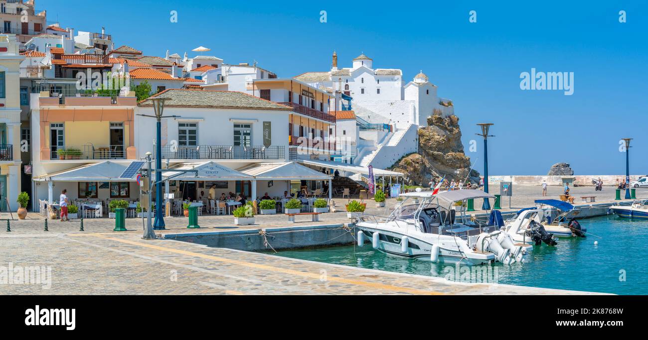 Vista della città che domina il porto, Skopelos Town, Skopelos Island, Sporades Islands, Greek Islands, Grecia, Europa Foto Stock