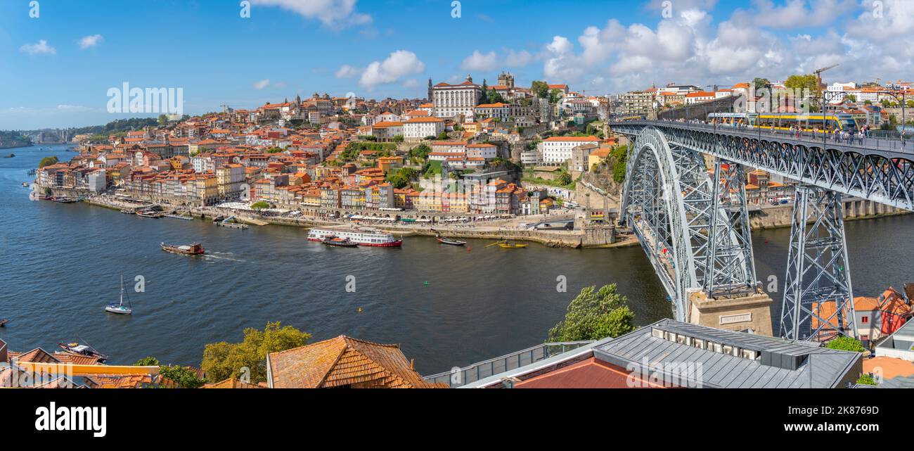 Vista del ponte Dom Luis i sul fiume Douro e sui tetti di terrazzamenti, patrimonio dell'umanità dell'UNESCO, Porto, Norte, Portogallo, Europa Foto Stock