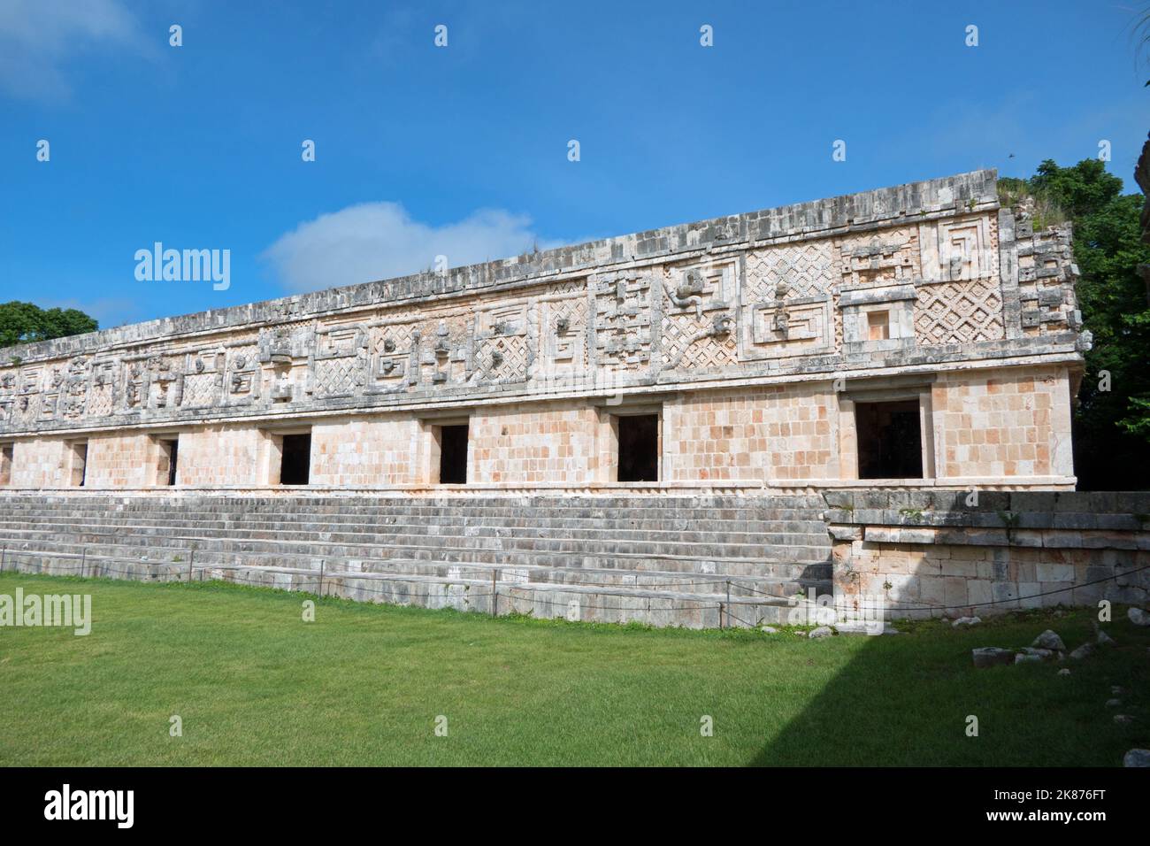 Vista del sito archeologico Maya di Uxmal a Yucatan, Messico. Rovine Maya con Nunnery Quadrangle come antico edificio per i turisti e viaggi Foto Stock
