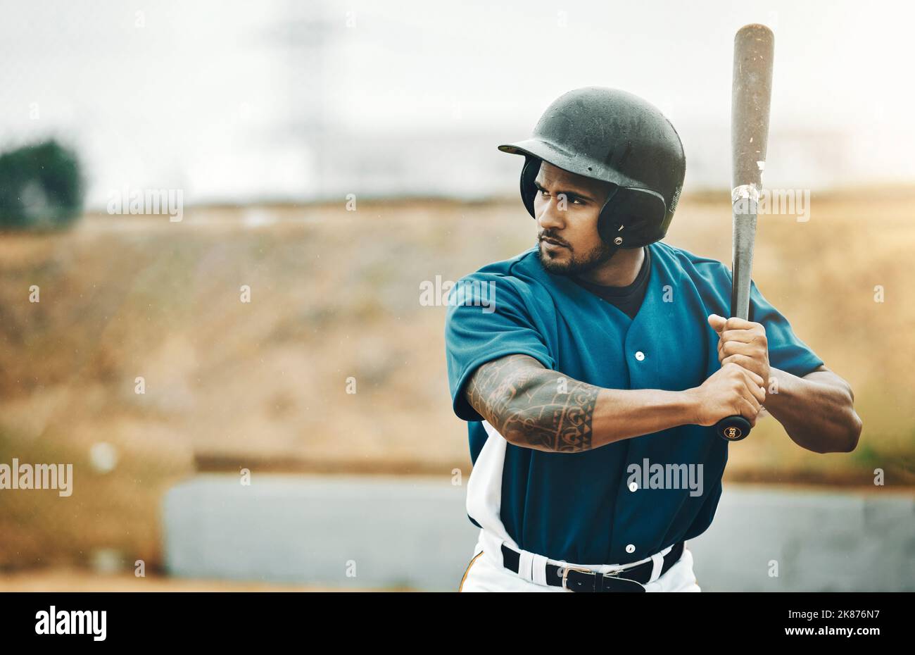 Giocatore di baseball, allenatore e bat per allenarsi nel campo sportivo all'aperto. Atleta serio batter uomo, atleta professionale e campo da softball per Foto Stock