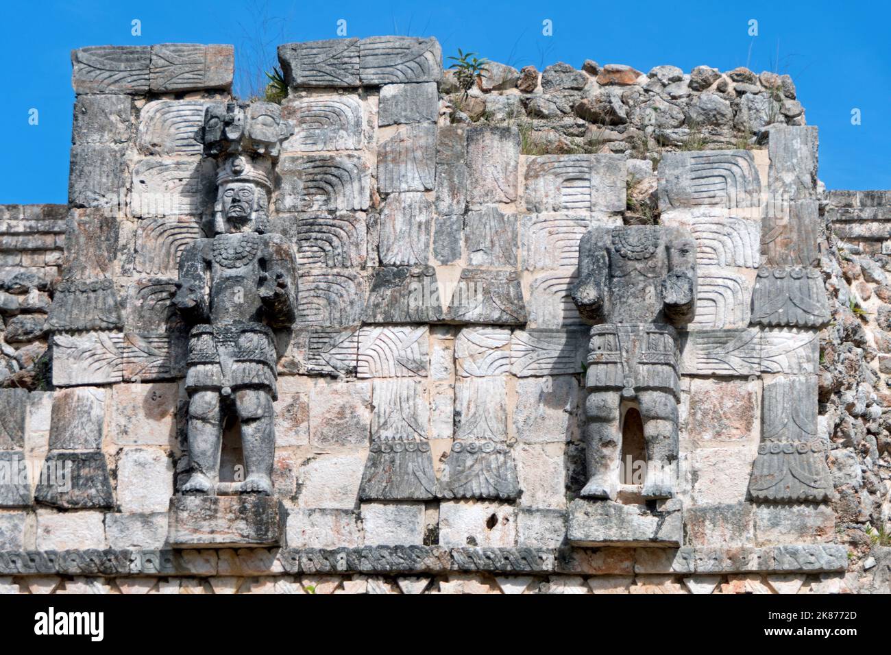 Dettagli e primo piano di bassorilievi, decorazioni e statue sul palazzo Codz Poop nel sito Maya di Kabah, Yucatan, Messico. Arte maya su vecchio buil Foto Stock