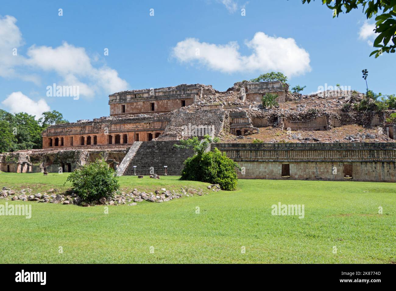 Resti del Palazzo di Sayil presso il sito Maya di Sayil, Yucatan, Messico. Vecchio edificio Maya lungo la Ruta Puuc. Patrimonio dell'umanità dell'UNESCO Foto Stock
