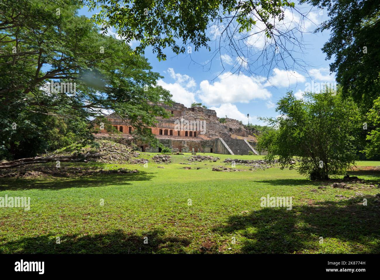 Resti del Palazzo di Sayil presso il sito Maya di Sayil, Yucatan, Messico. Vecchio edificio Maya lungo la Ruta Puuc. Patrimonio dell'umanità dell'UNESCO Foto Stock