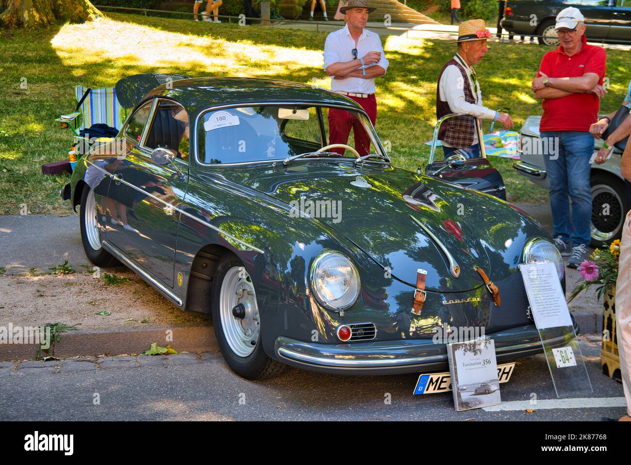 BADEN BADEN BADEN, GERMANIA - LUGLIO 2022: PORSCHE 356 1948 gialla coupé, appuntamento oldtimer a Kurpark. Foto Stock