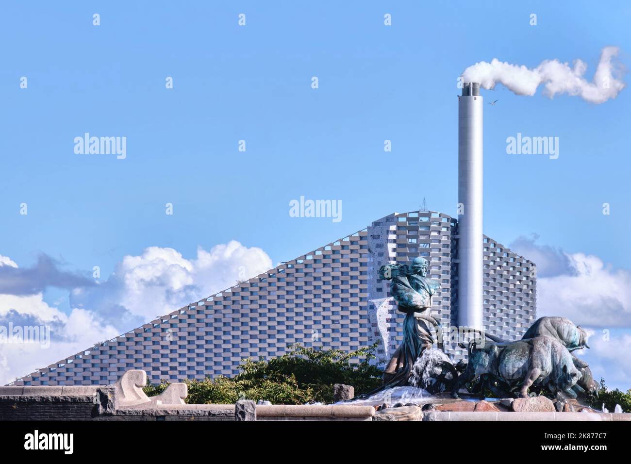 Copenaghen, Danimarca - Settembre 2022: Vista della centrale elettrica rifiuti-energia di Copenaghen, con la pista da sci sul tetto nel quartiere di Amager Foto Stock