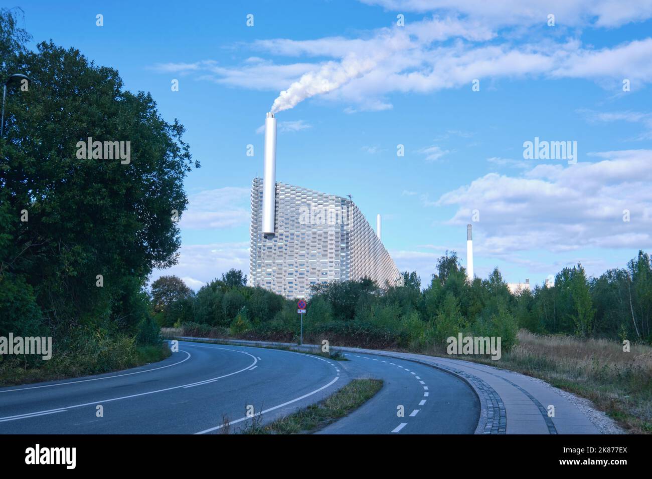 Copenaghen, Danimarca - Settembre 2022: Vista della centrale elettrica rifiuti-energia di Copenaghen, con la pista da sci sul tetto nel quartiere di Amager Foto Stock