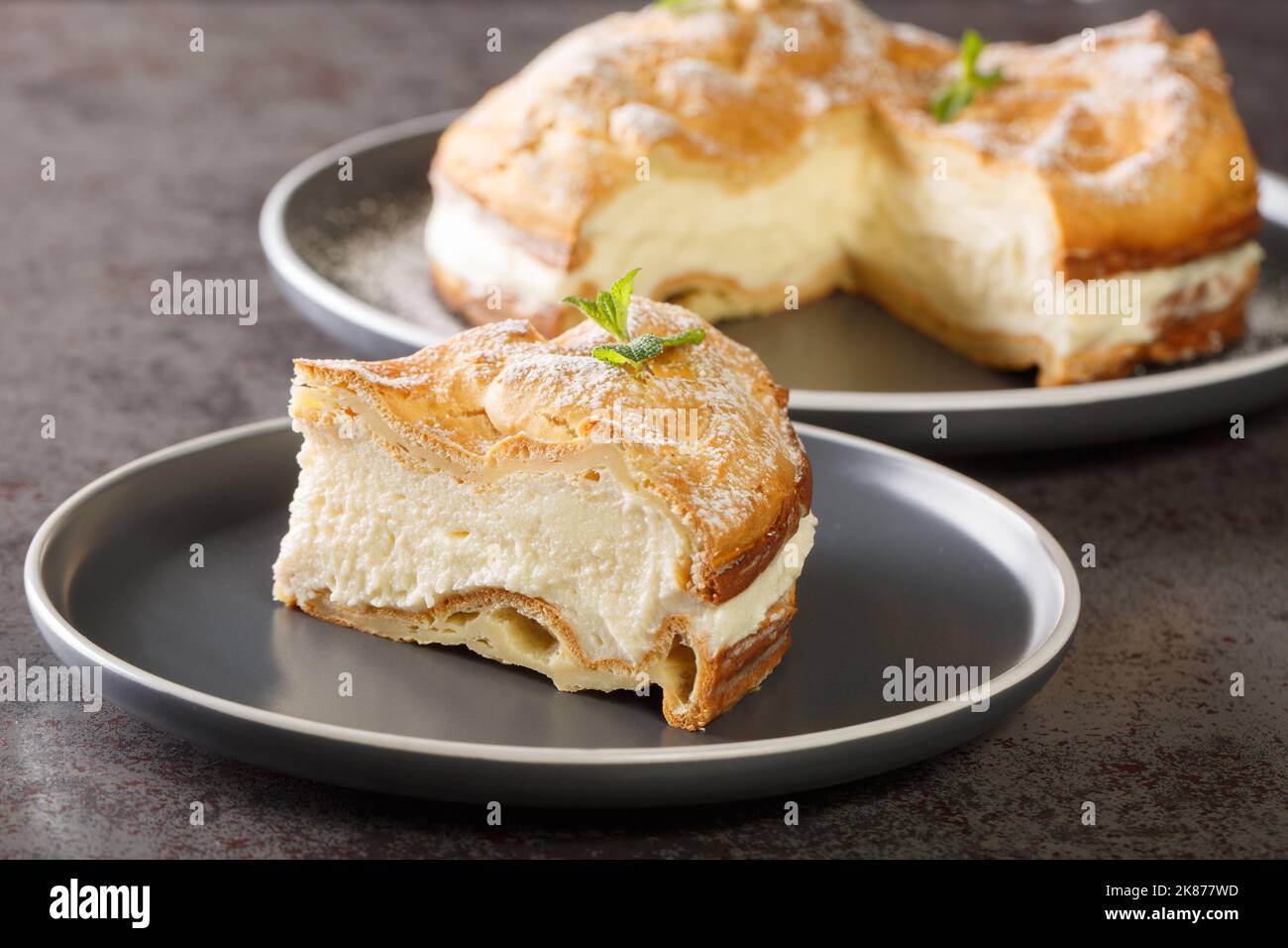 Autentica torta carpaatica polacca Karpatka closeup sul piatto sul tavolo. Orizzontale Foto Stock