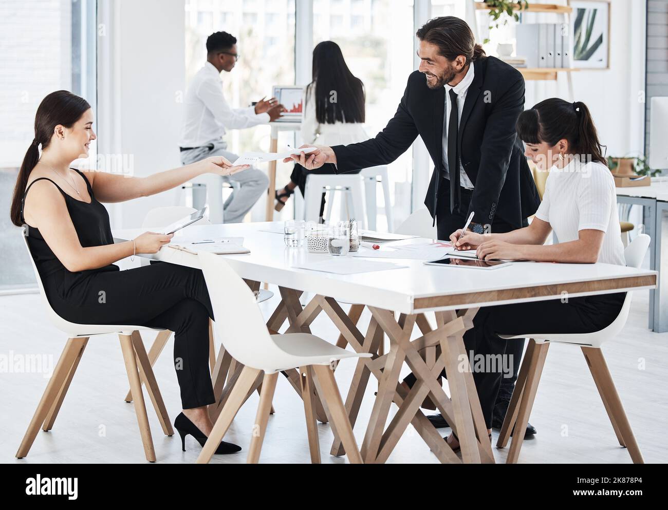 Garantire che i rapporti siano sempre aggiornati. Gli imprenditori si trasferiscono documenti mentre lavorano in ufficio. Foto Stock