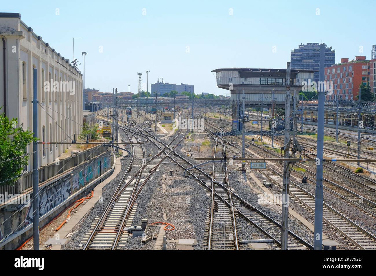 Industria dei trasporti. Attività di movimento. Ferrovia in città attraverso il cielo e il paesaggio della città. Bologna, Italia Foto Stock