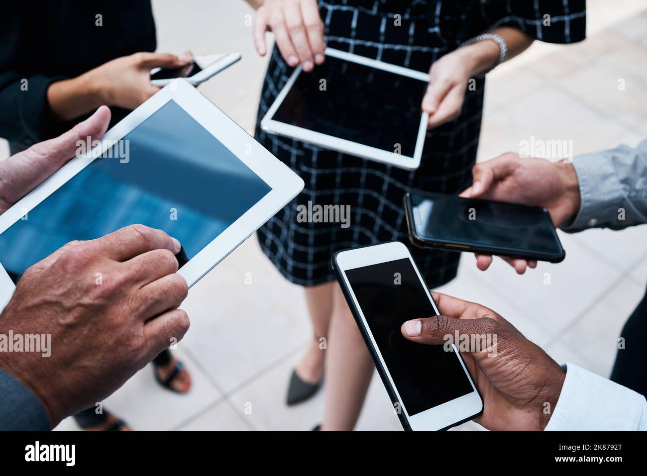 Una pausa dai social media. Le mani degli uomini d'affari che utilizzano vari dispositivi. Foto Stock