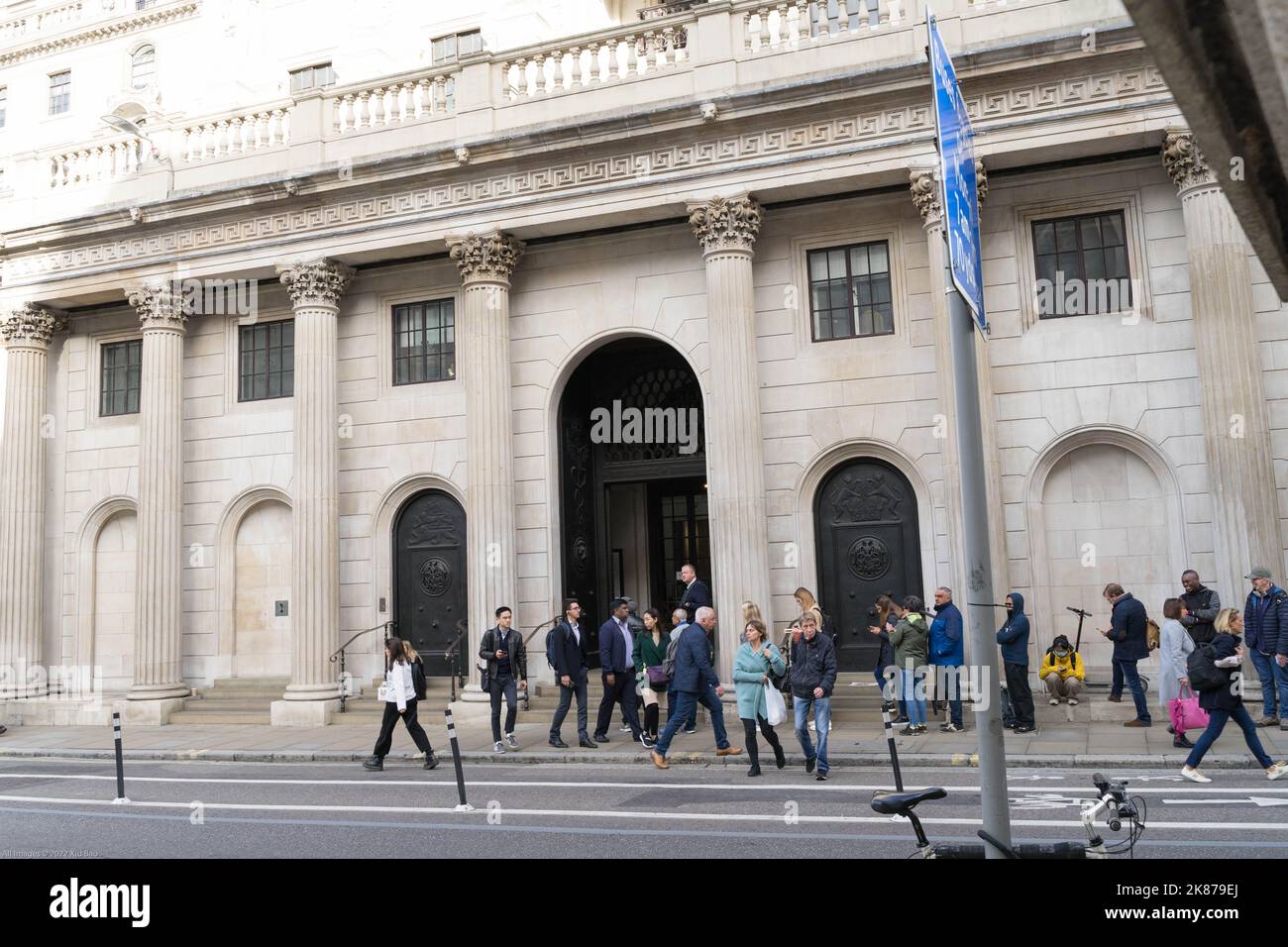 Le persone si accodano fuori dall'ingresso e sono pronte a visitare la Bank of England UK Foto Stock