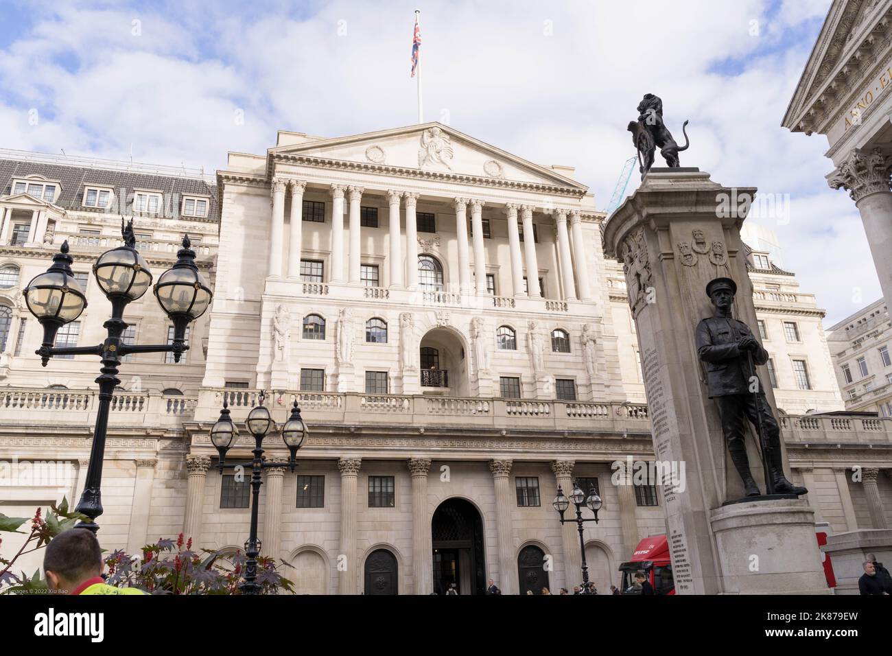 Facciata anteriore della Banca d'Inghilterra prendendo in Gloria mattina sole Londra UK Foto Stock