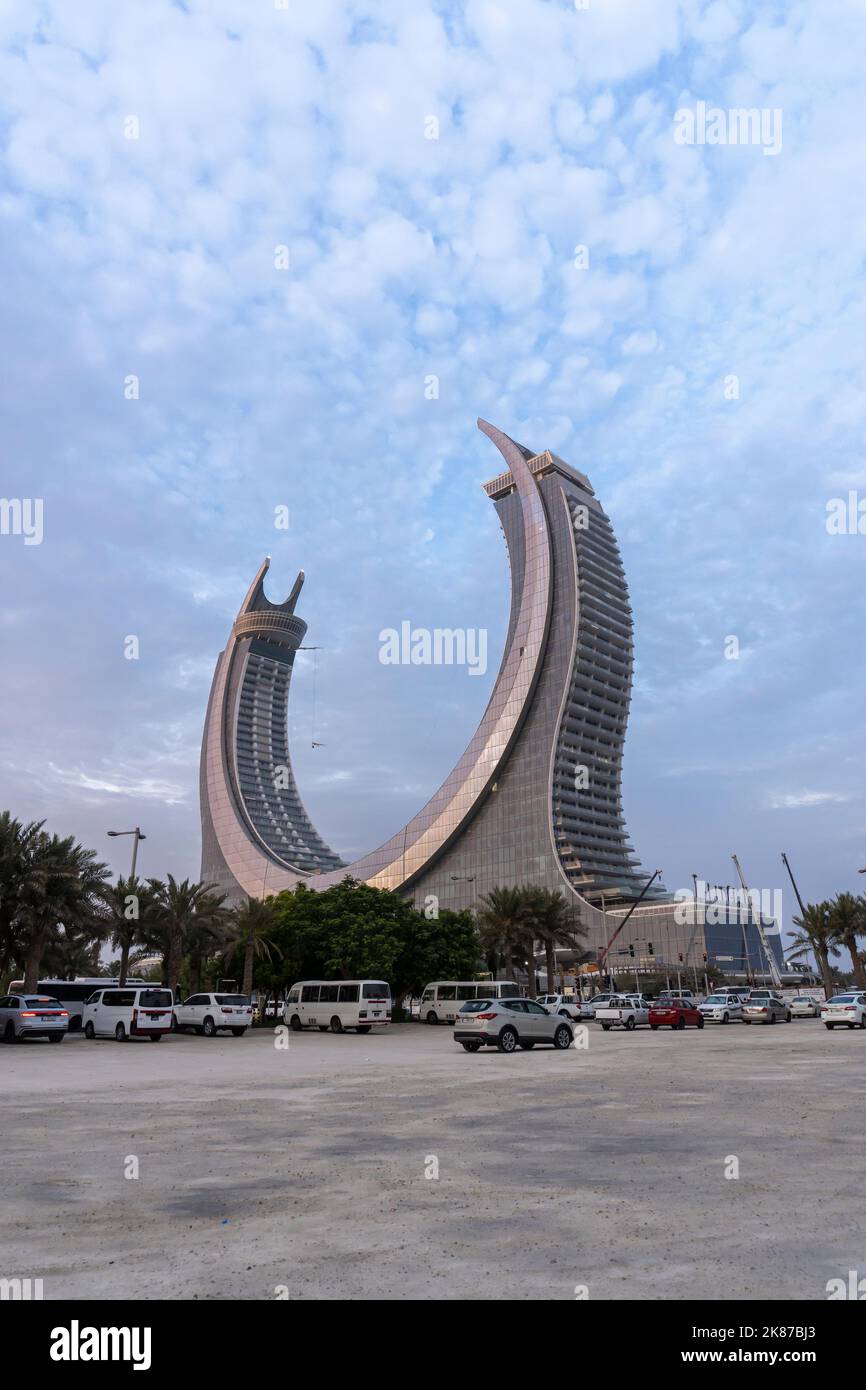 Crescent Tower Lusail situato a Lusail. L'edificio comprende camere d'albergo, appartamenti, uffici, boutique al dettaglio e ristoranti. Foto Stock