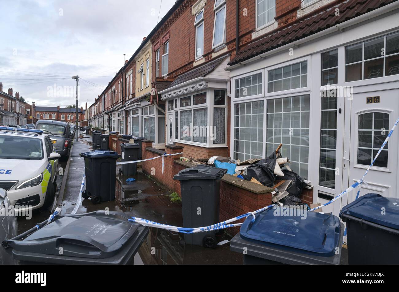 Dovey Road, Sparkhill, Birmingham - 21st 2022 ottobre - sono stati lasciati tributi floreali per un bambino di 3 settimane, chiamato dalla polizia come Mohammed Ibrahim, che è stato assassinato nelle prime ore di martedì 18 ottobre mattina su Dovey Road a Sparkhill, Birmingham. La polizia delle West Midlands ha ancora una scena nella proprietà che è circondata da nastro di cordone di polizia. Due donne sono state ferite anche nell'attacco. Kadees Mohammed, 29 anni, è stato accusato di omicidio, assalto e due conti di ferire con l'intento di causare gravi danni fisici. PIC Credit: Scott CM/Alamy Live News Foto Stock