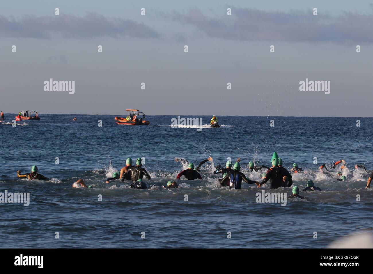 triatleti che corrono in mare per il nuoto Foto Stock