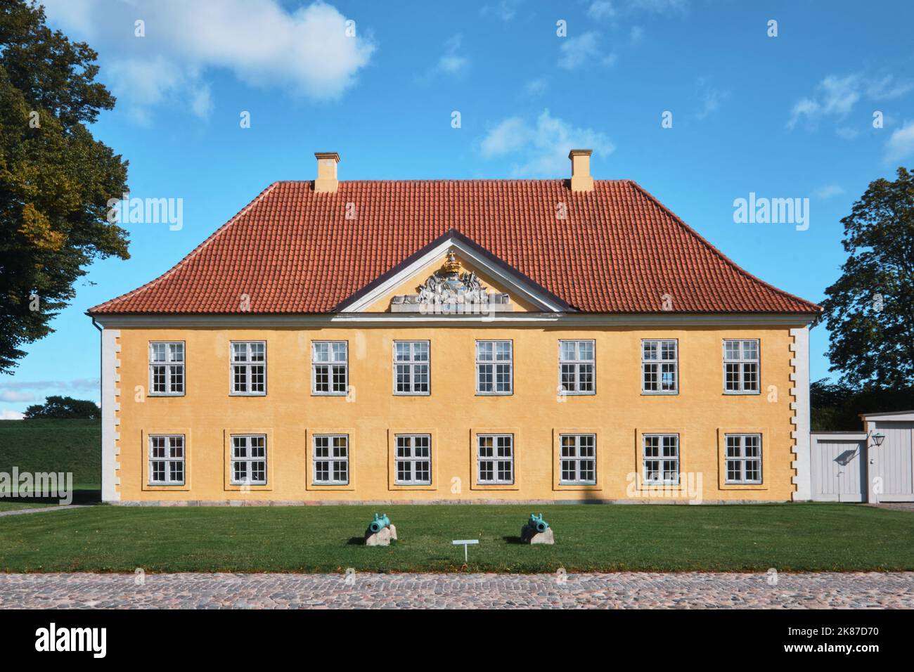 Copenaghen, Danimarca - Settembre 2022: Domicilio giallo dell'Associazione degli ufficiali Navali nella cittadella di Kastellet Foto Stock