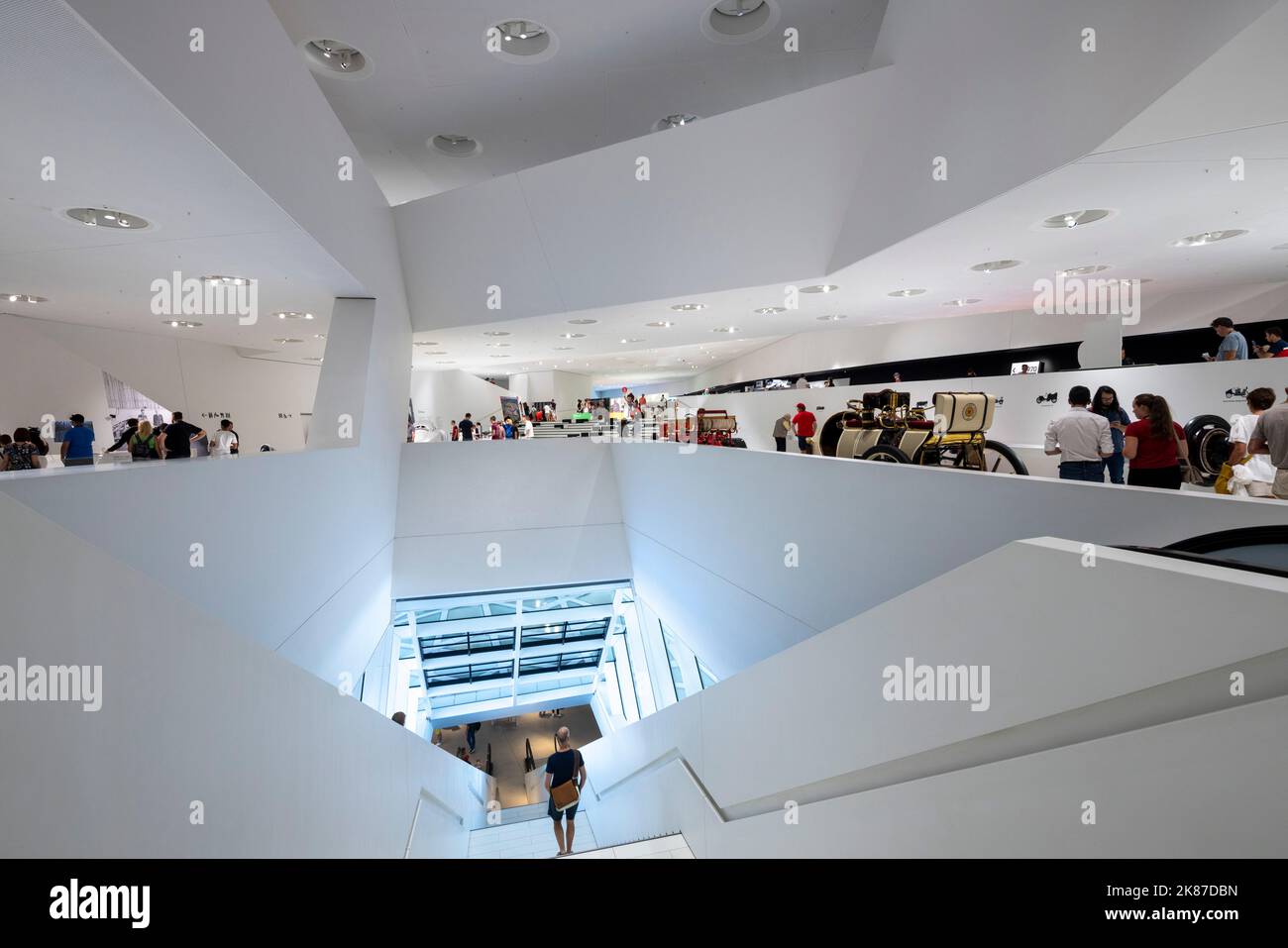 Vista dell'interno, il Museo Porsche, Stoccarda, Germania Foto Stock