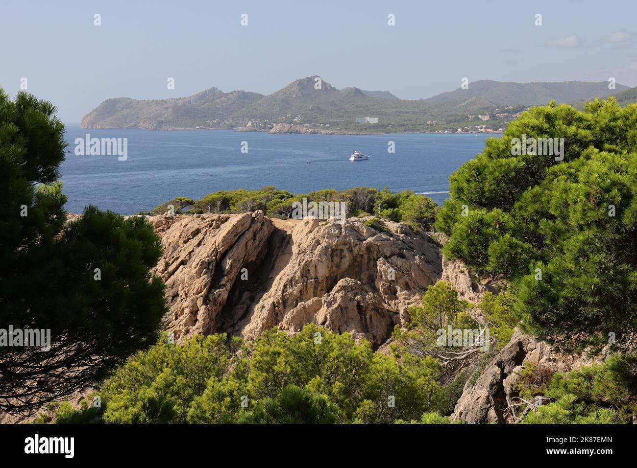 Vista dal promontorio 'Cap de Capdeperà' alla baia di Cala Ratjada Foto Stock