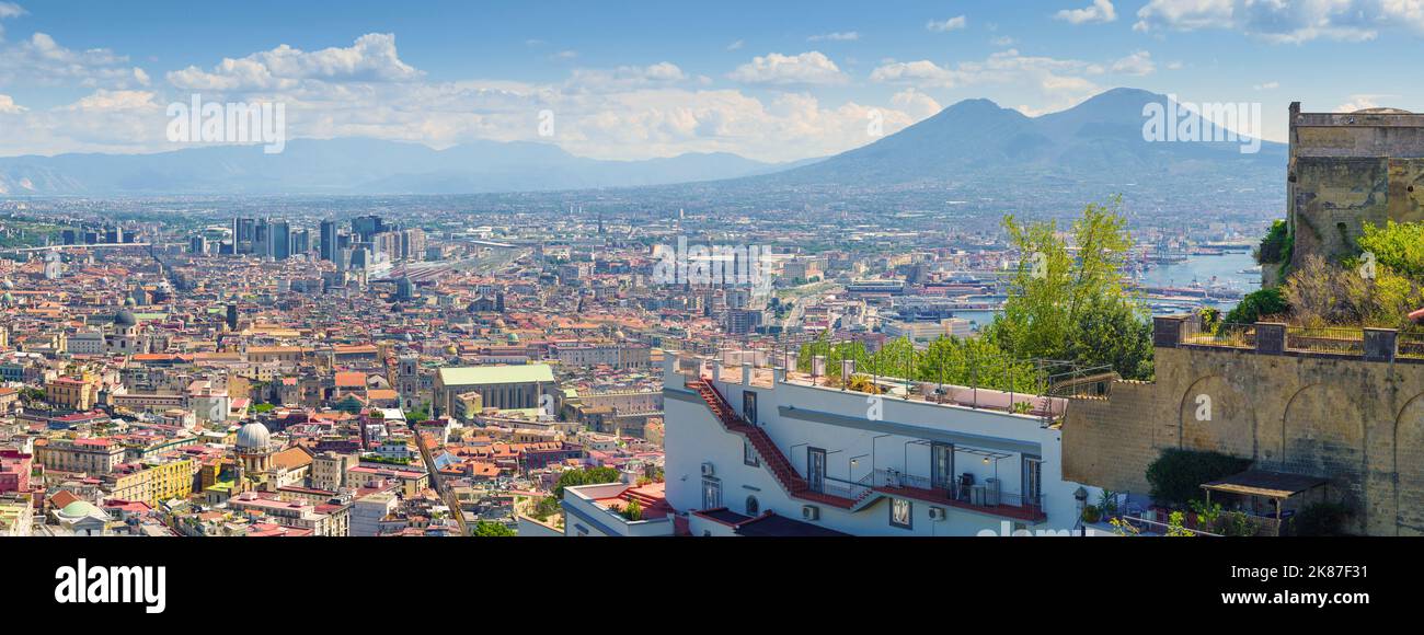 Napoli, Italia. Vista panoramica del centro città dalla collina di San Martino, Vomero. Immagine intestazione banner. Agosto 24, 2022. Foto Stock