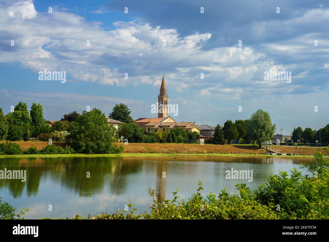 Paesaggio rurale in Polesine vicino Adria, provincia di Rovigo, Veneto, Italia, in estate Foto Stock