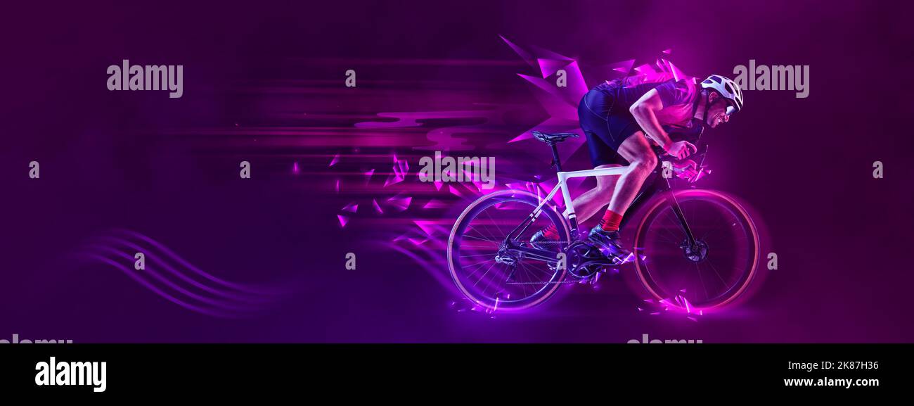Grafica creativa. Uomo, allenamento professionale di ciclista, equitazione su sfondo viola con elementi al neon poligonali e fluidi. Foto Stock