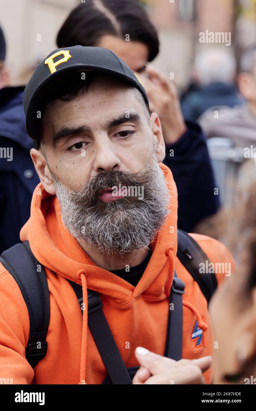 Parigi, Francia. 16th Ott 2022. Jerome Rodrigues partecipa alla manifestazione per salari più alti, pensioni, minimi sociali a Parigi, Francia. Foto Stock