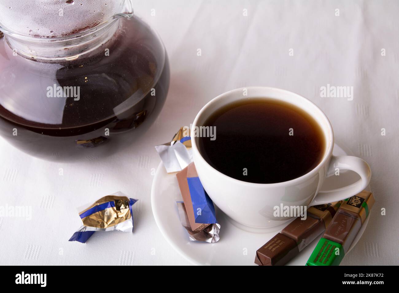 Leggete un libro e bevete un delizioso caffè al cioccolato Foto Stock