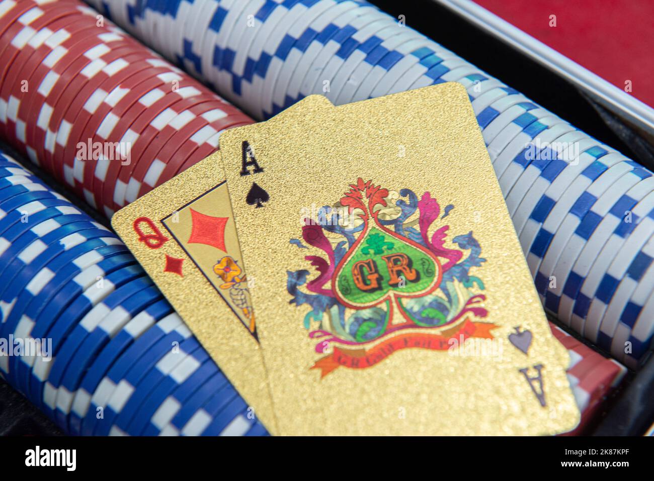 Carta d'oro su chip di poker. Gli assi doppi sono il più grande in Poker, uno dei giochi di carte più popolari nel mondo e ampiamente giocato nei casinò. Selettivo Foto Stock