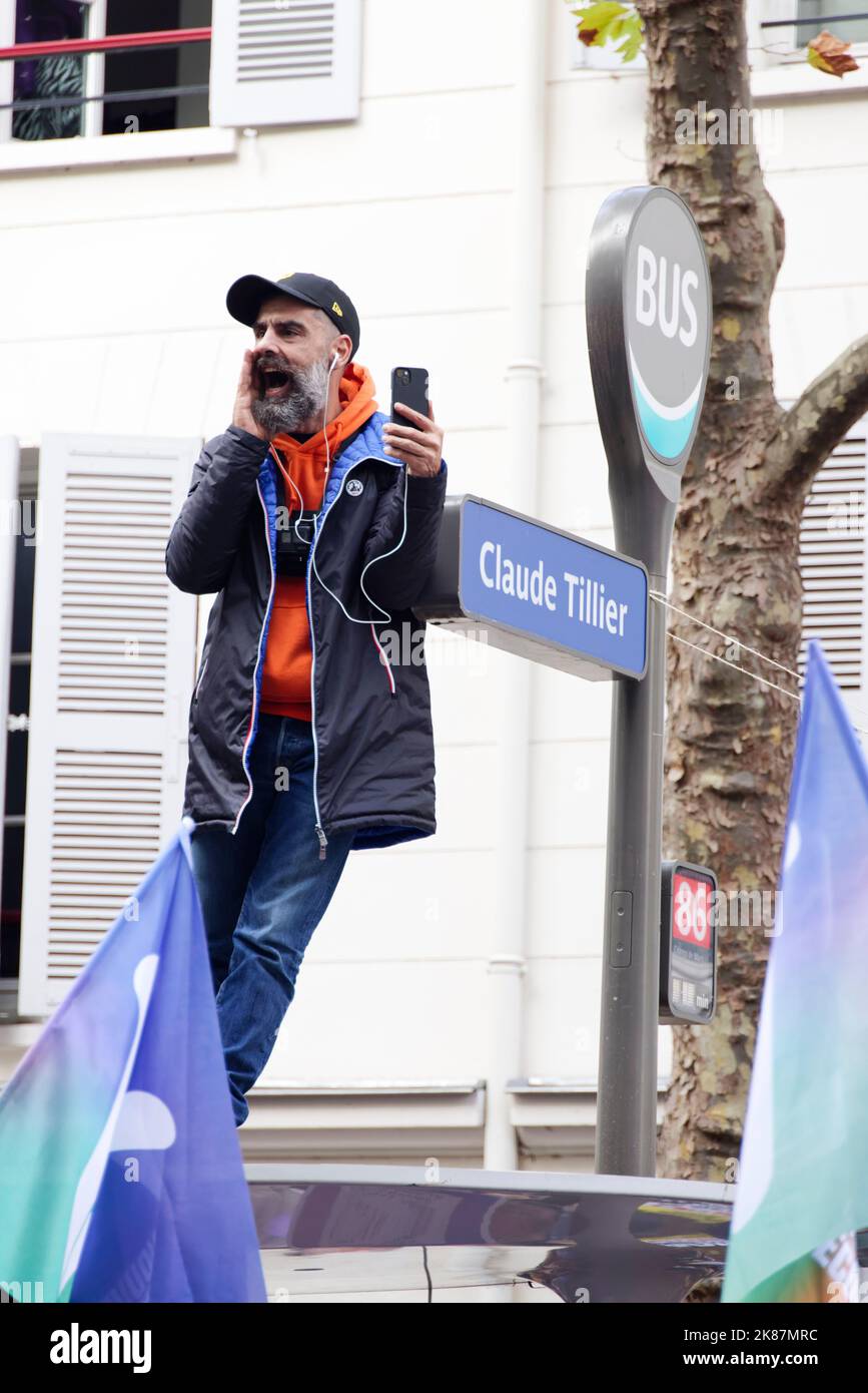 Parigi, Francia. 16th Ott 2022. Jerome Rodrigues partecipa alla manifestazione per salari più alti, pensioni, minimi sociali a Parigi, Francia. Foto Stock