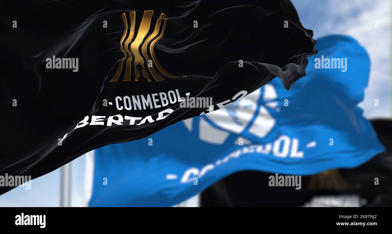 Buenos Aires, ARG, settembre 2022: Bandiere con il logo CONMEBOL e Libertadores che sventolano. CONMEBOL Libertadores è una competizione calcistica sudamericana per Foto Stock