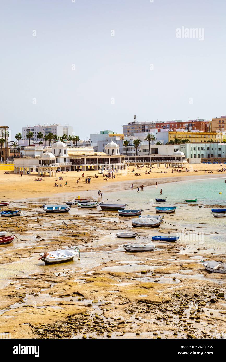 Barche a trefoli e padiglione presso la spiaggia di la Caleta, Cadice, Andalusia, Spagna Foto Stock
