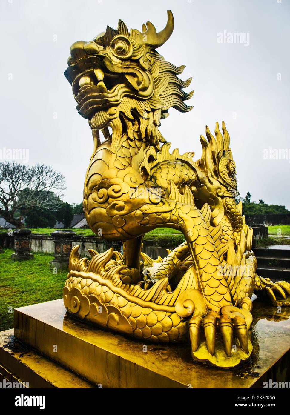 Statua dorata all'interno della città imperiale, Hue, Vietnam, Sud-est asiatico Foto Stock