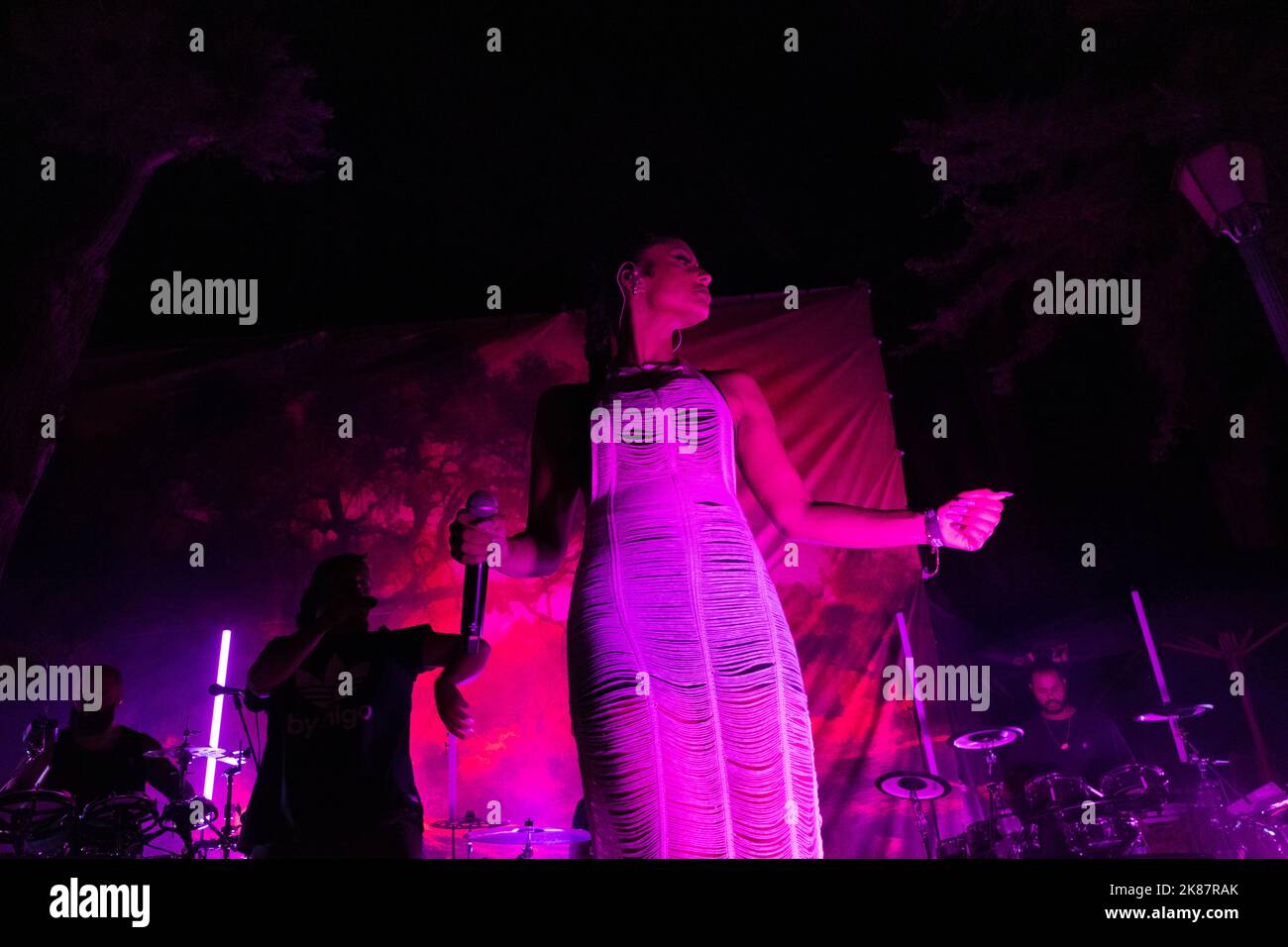 Bateu Matou, un gruppo di batteristi formato da Quim Albergaria, Ivo Costa e Rui Pité (meglio conosciuto come Riot), in un concerto al festival Chefs on Fire. Foto Stock