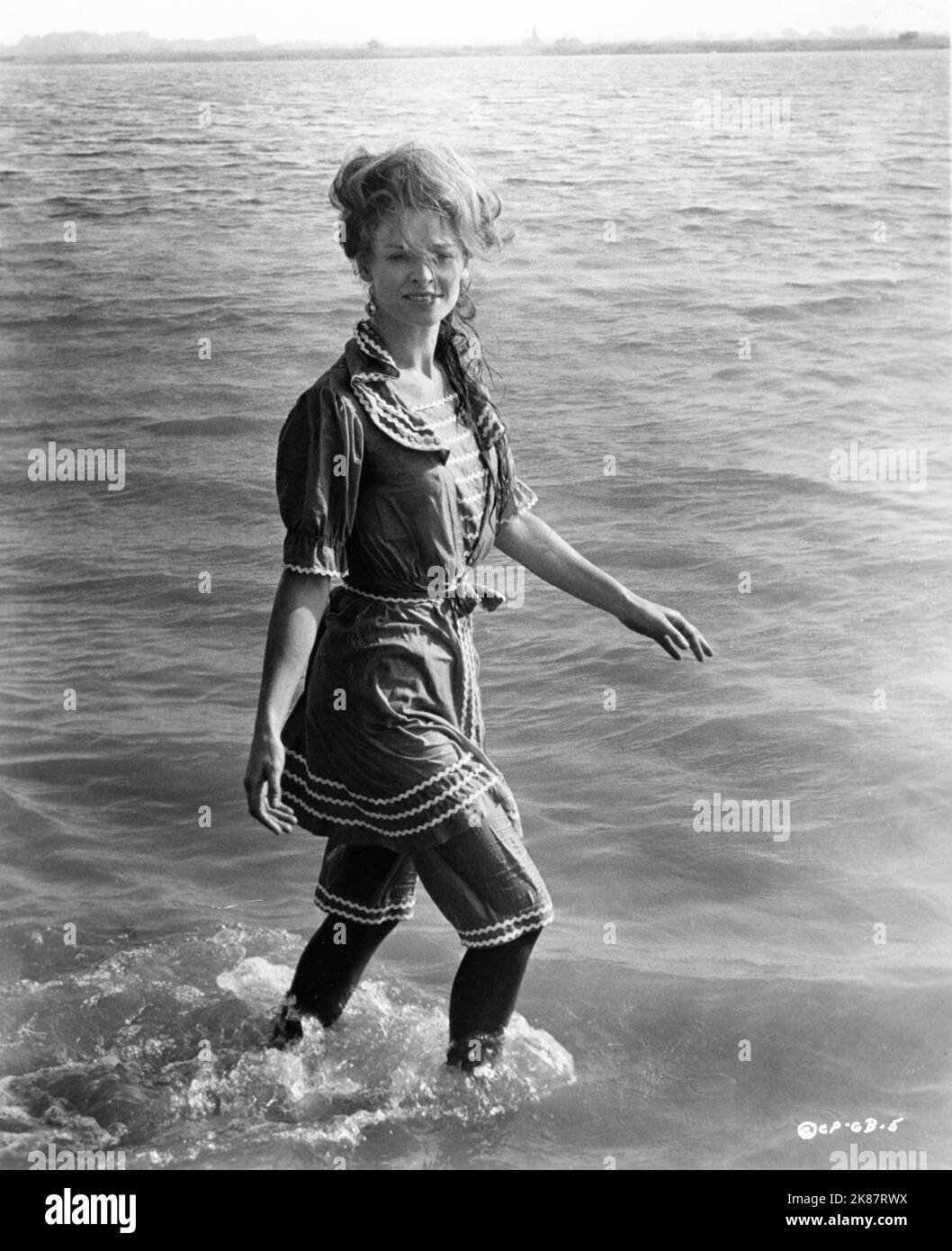 JULIE CHRISTIE in costume da bagno edoardiano nel GO-BETWEEN 1971 regista JOSEPH LOSEY sceneggiatore Harold Pinter romanzo L.P. Hartley musica Michel Legrand E.M.I. Film Productions Ltd. Foto Stock