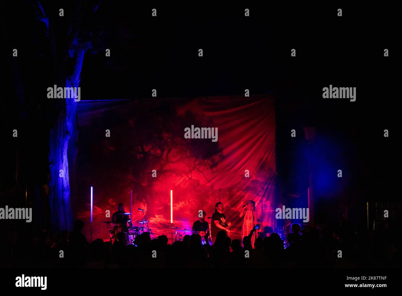 Bateu Matou, un gruppo di batteristi formato da Quim Albergaria, Ivo Costa e Rui Pité (meglio conosciuto come Riot), in un concerto al festival Chefs on Fire. Foto Stock