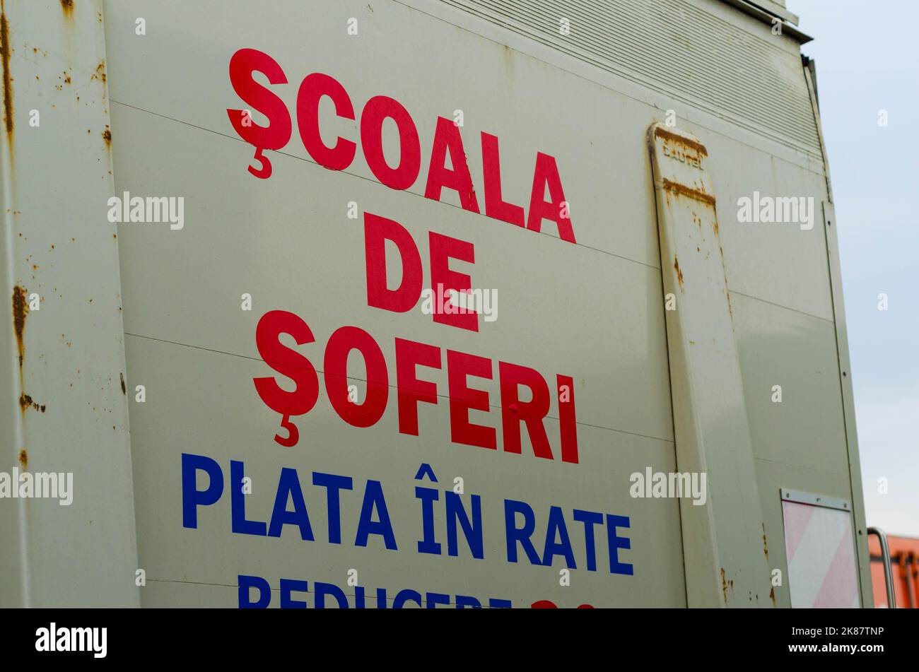 Cartello scuola guida (scoala), cartello auto scuola guida rumeno. Scuola guida camion Foto Stock