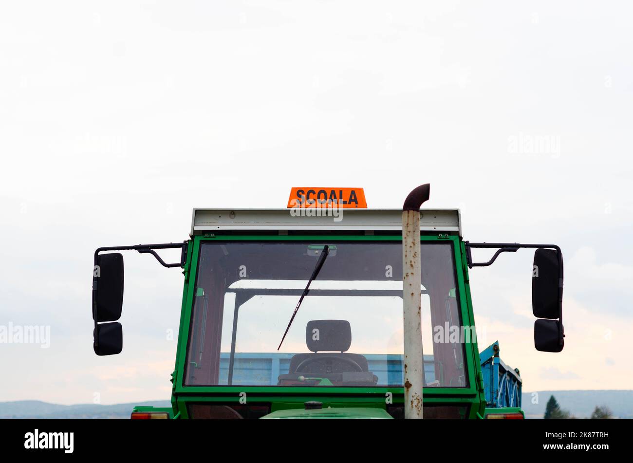 Cartello scuola guida (scoala), cartello auto scuola guida rumeno. Scuola guida camion Foto Stock