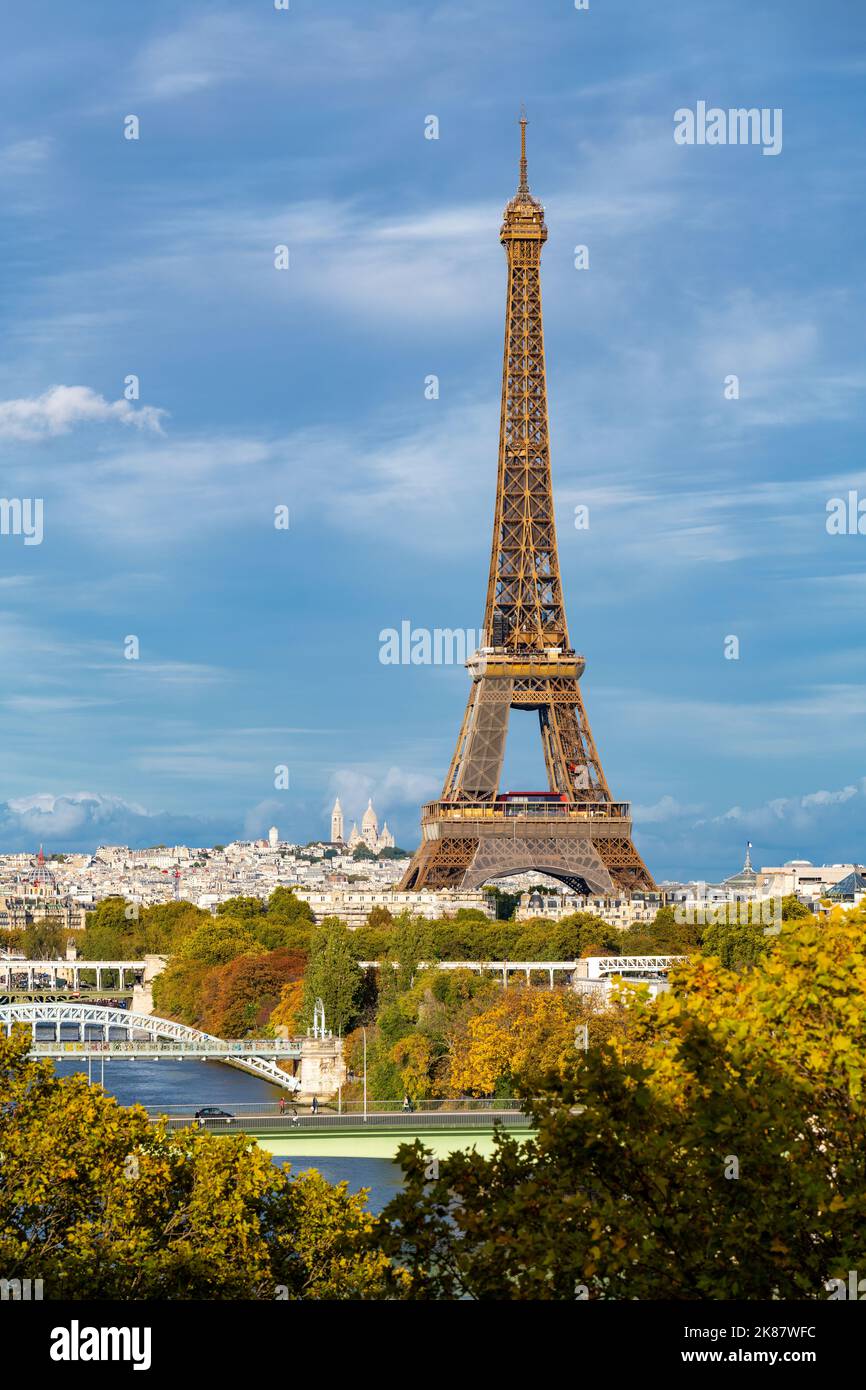 Torre Eiffel paesaggio urbano aereo in autunno, Parigi, Francia. Foto Stock