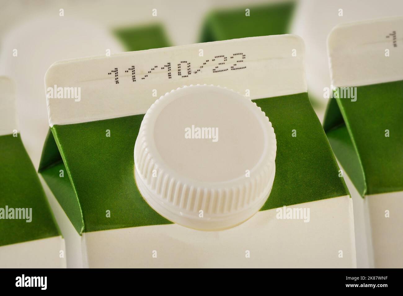 Primo piano dei cartoni del latte con data di scadenza Foto Stock