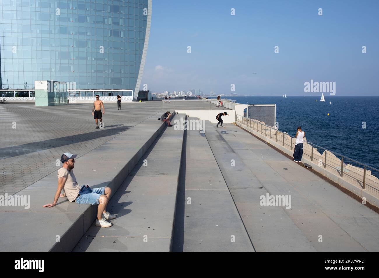 L'area di fronte al W Hotel sul Passeig del Mare Nostrum sulla costa di Barcellona. Foto Stock