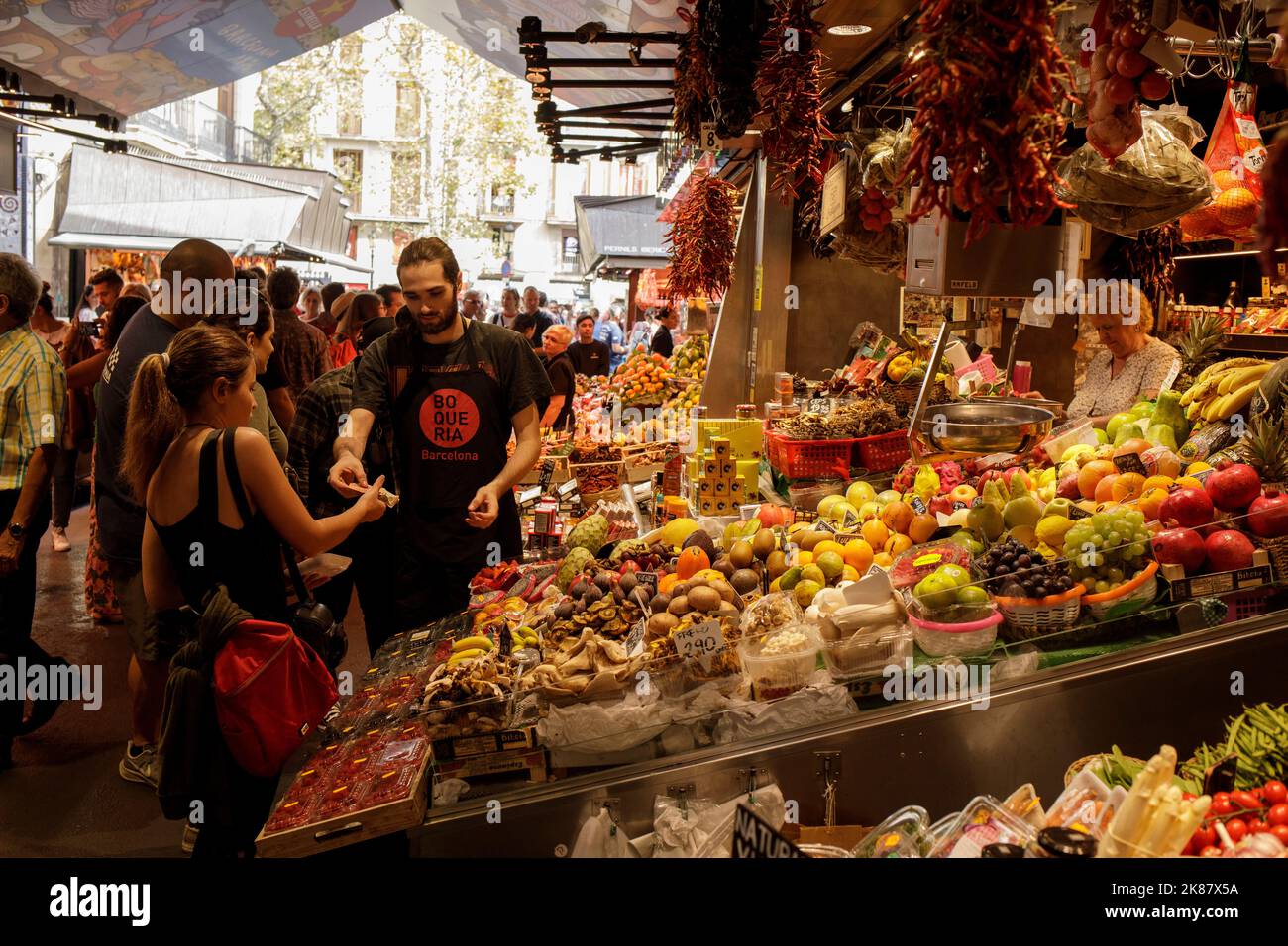 Una bancarella di frutta e verdura al mercato la Boqueria di Barcellona, Spagna Foto Stock