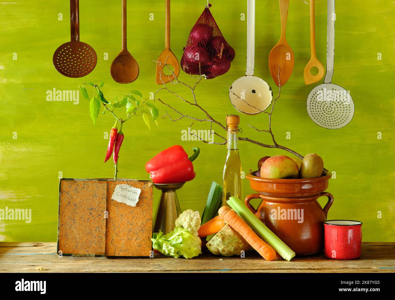 Cucina vegetariana frutta, verdure fresche e utensili da cucina.sana alimentazione, dieta, concetto di cibo vegetariano. Foto Stock
