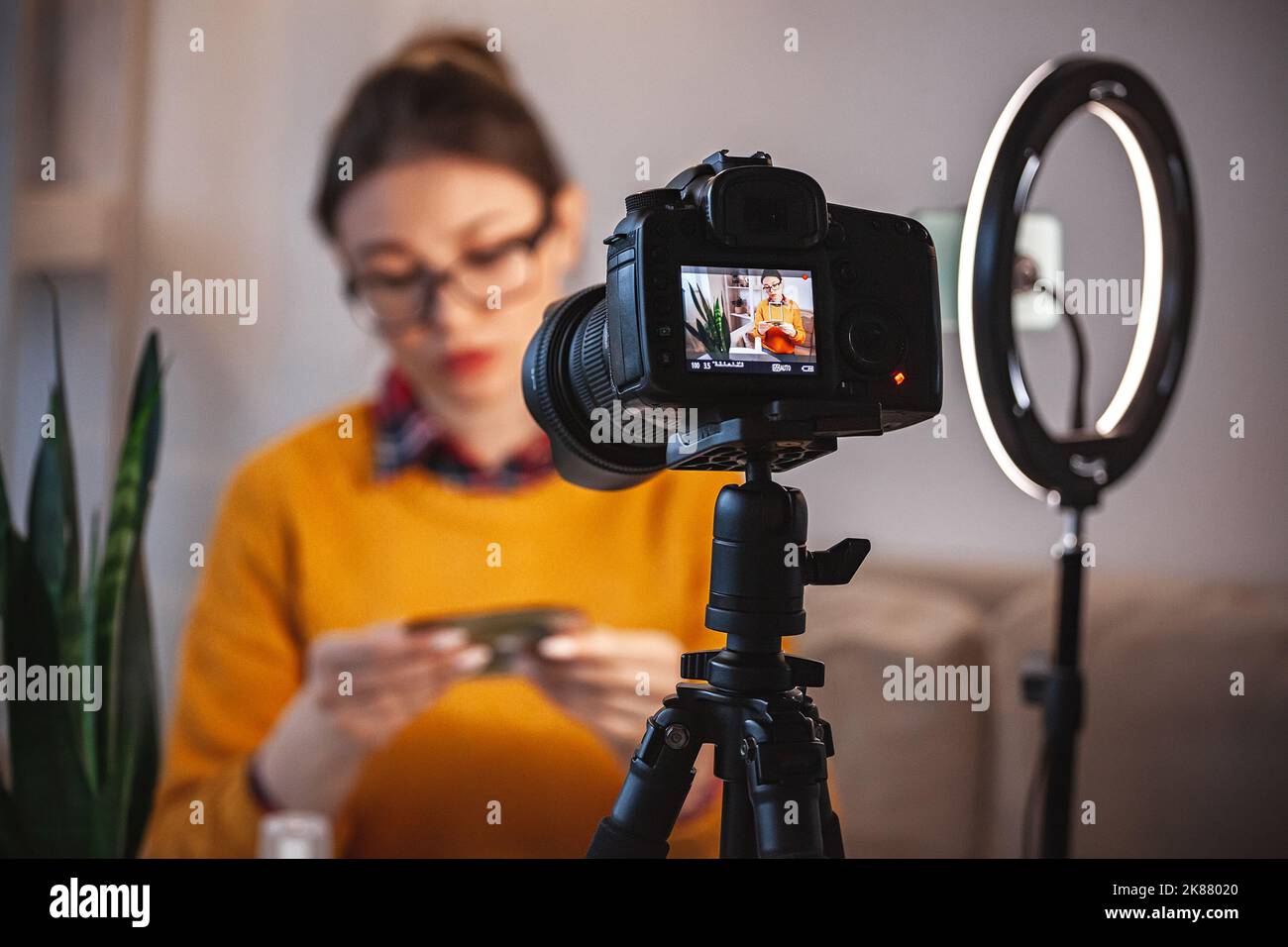 Primo piano su schermo della fotocamera, donna beauty blogger fa video revisione Foto Stock