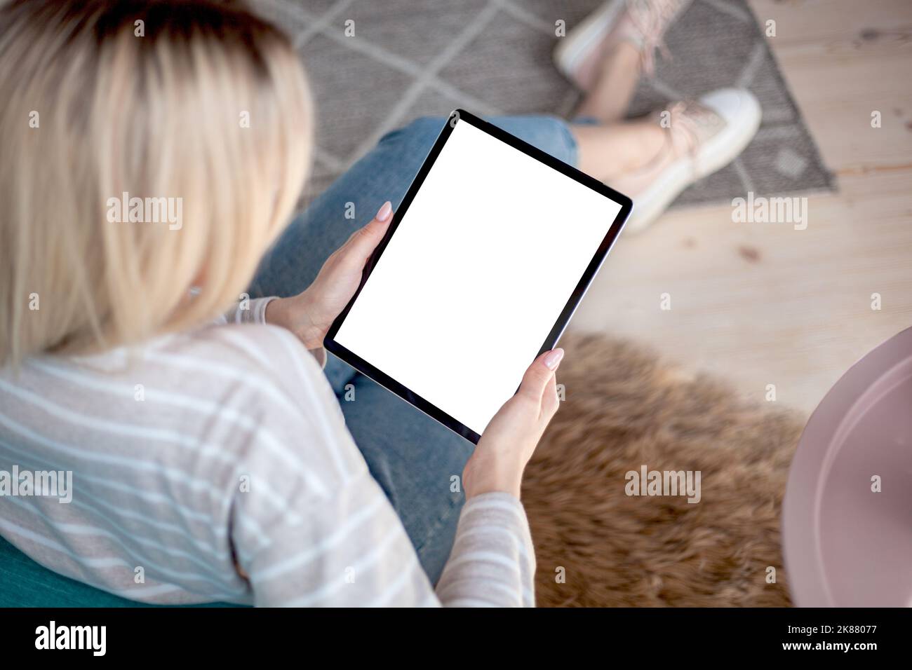 Schermo del tablet nelle mani di una donna utilizzando un tablet digitale Foto Stock