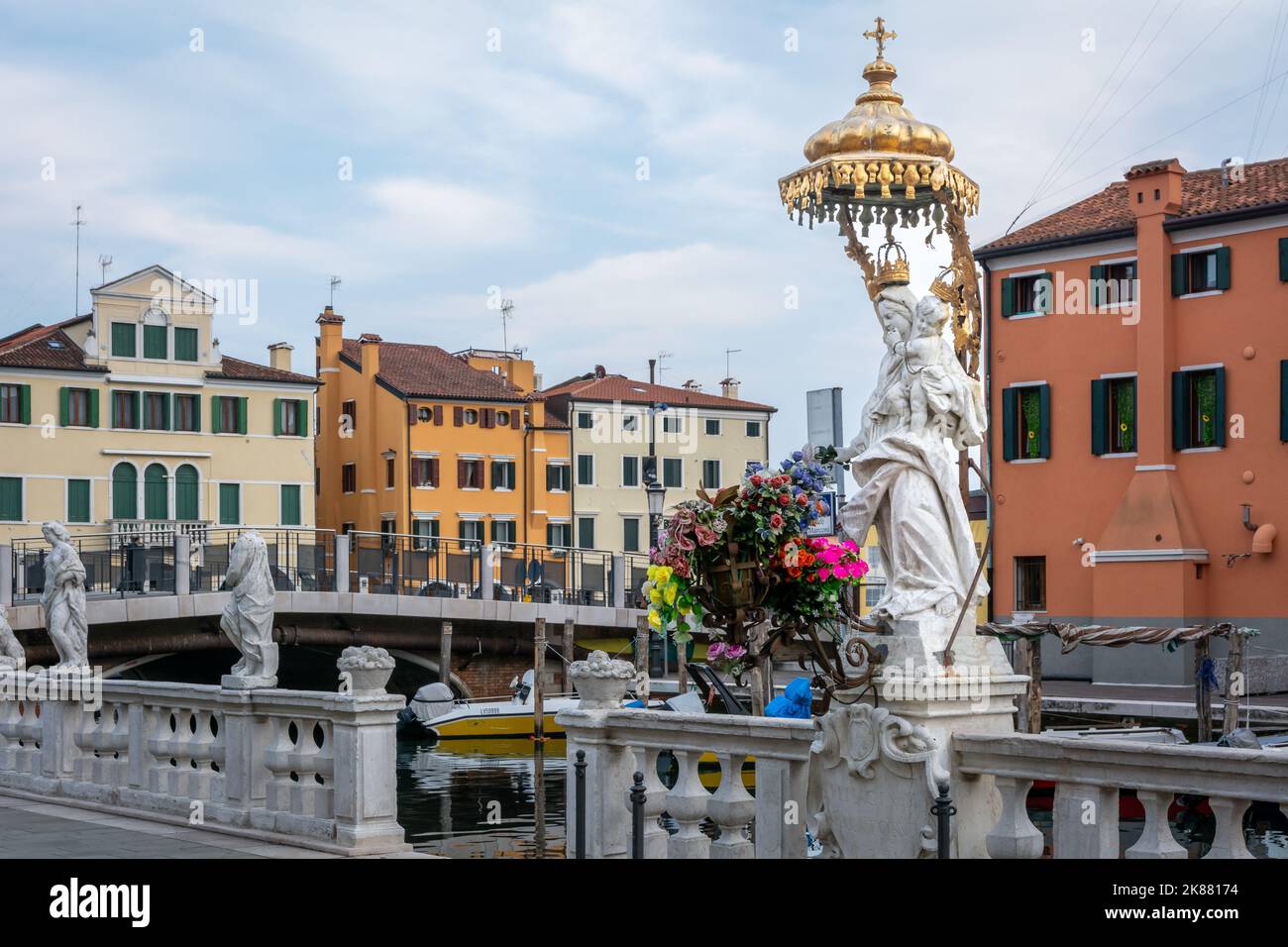 Monumento Refugium Peccatorum vicino al porto turistico canale d'acqua nel centro storico di Chioggia, Laguna di Venezia, provincia di Verona, Italia Foto Stock