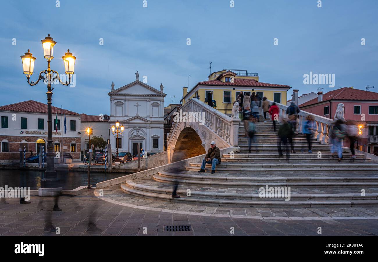 Il ponte Vigo nel centro storico di Chioggia, la laguna veneta, la provincia di Venezia, il nord italia - fotografia notturna - esposizione lunga Foto Stock