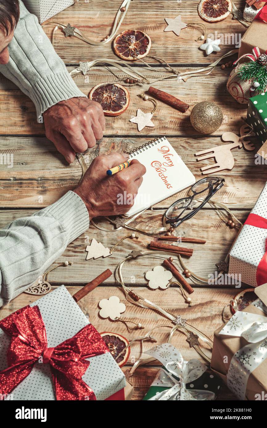 Anziano mani di scrittura lettera a santa o buon Natale Foto Stock